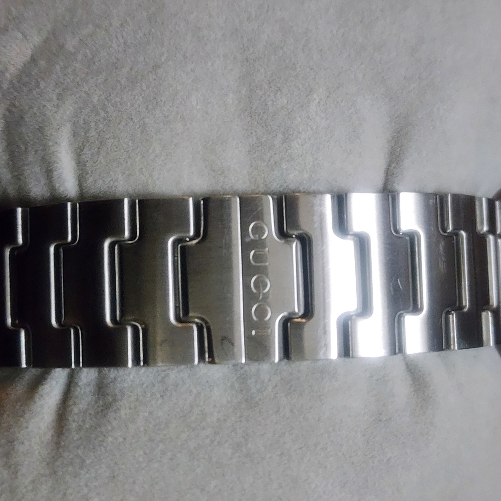 Men's Gucci Timeless Chronograph Black and Silver Watch 126.2/ya126238 SwissMade - Picture 5 of 9